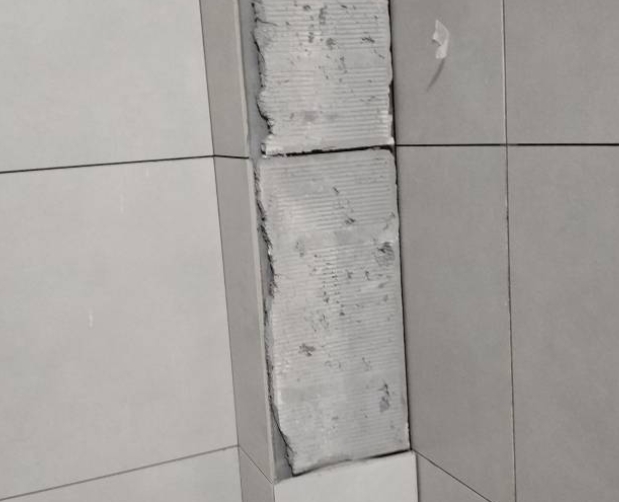 城固瓷砖空鼓维修公司分享下瓷砖施工前基层浇水润湿程度不足，可能导致以下问题
