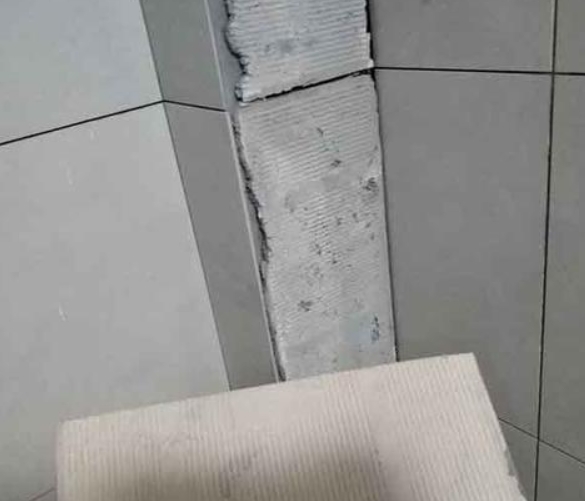城固瓷砖空鼓维修公司分享下厨房瓷砖脱落的补救措施。